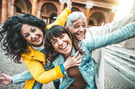 O que é relacionamento interpessoal: construa amizades na menopausa