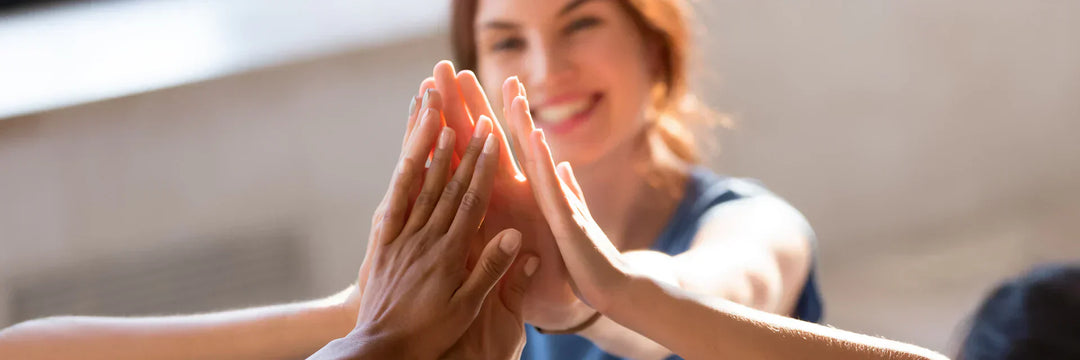 Pessoas se abraçando com carinho, formando uma rede de apoio emocional.